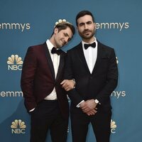 Brett Goldstein y Phil Dunster en la alfombra roja de los Emmy 2022