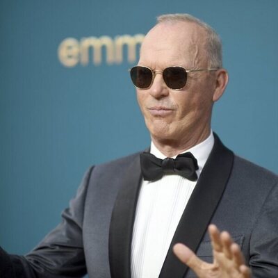 Michael Keaton en la alfombra roja de los Emmy 2022