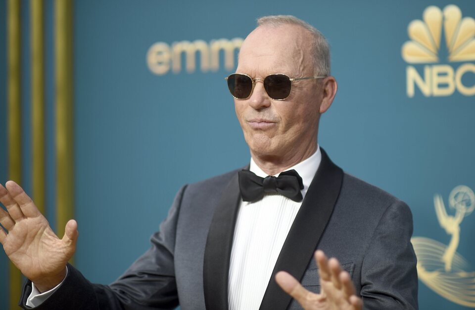 Michael Keaton en la alfombra roja de los Emmy 2022