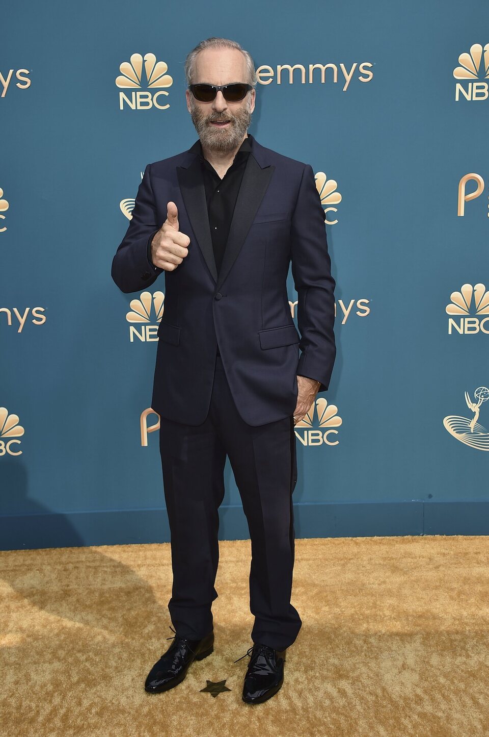 Bob Odenkirk en la alfombra roja de los Emmy 2022