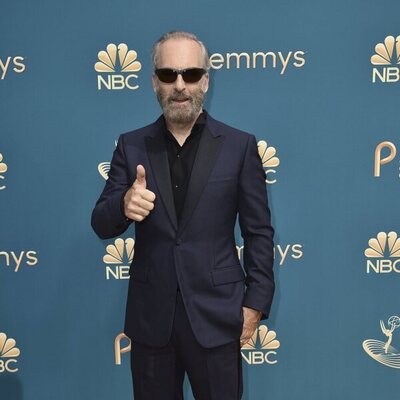 Bob Odenkirk en la alfombra roja de los Emmy 2022