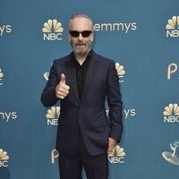 Bob Odenkirk en la alfombra roja de los Emmy 2022