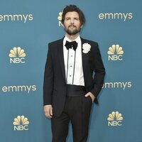 Adam Scott en la alfombra roja de los Emmy 2022