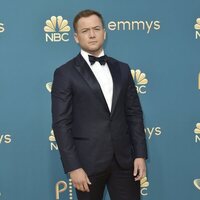 Taron Egerton en la alfombra roja de los Emmy 2022