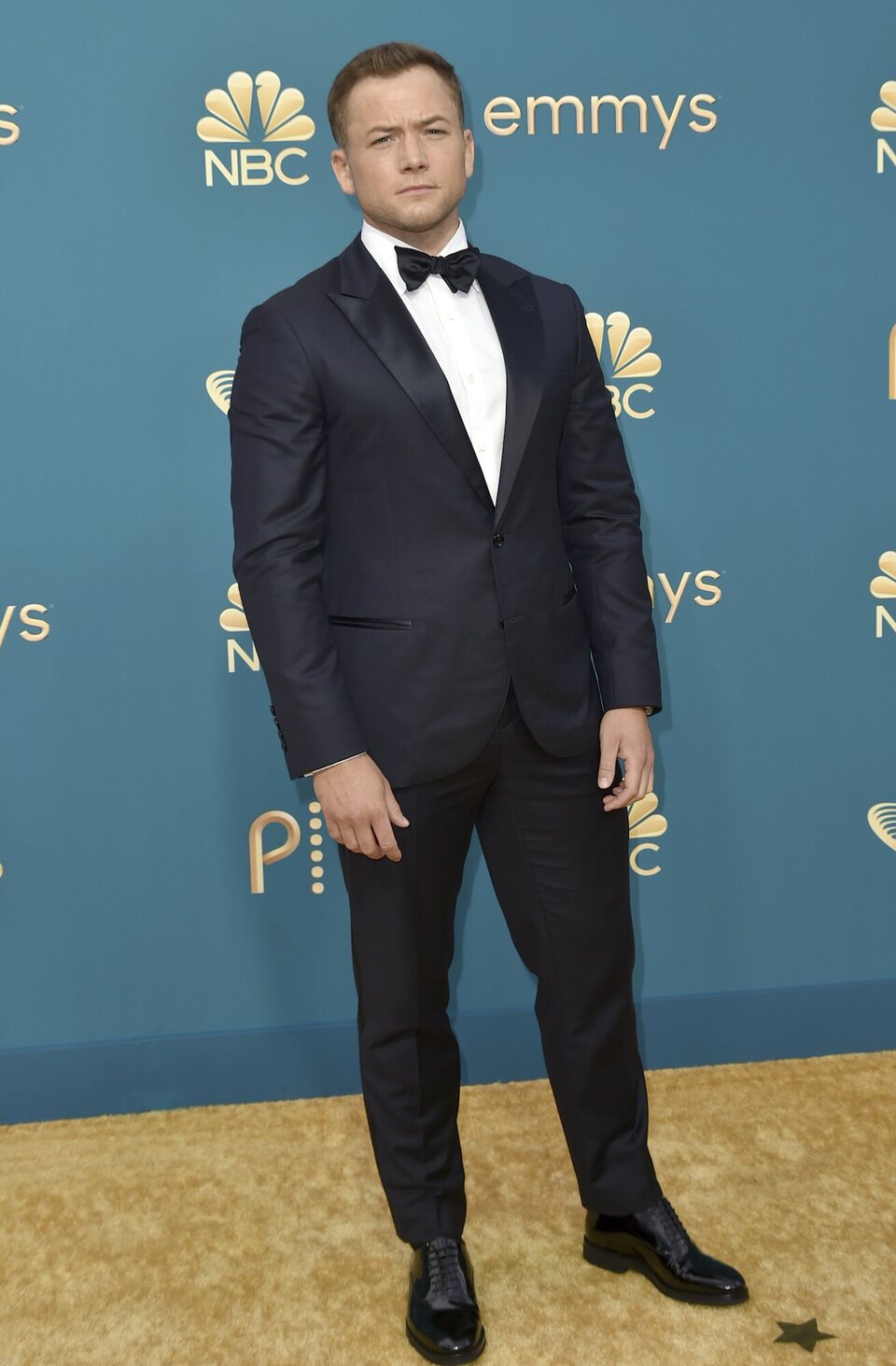 Taron Egerton en la alfombra roja de los Emmy 2022