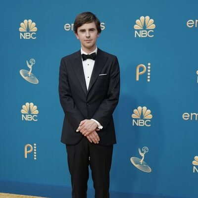 Freddie Highmore en la alfombra roja de los Emmy 2022