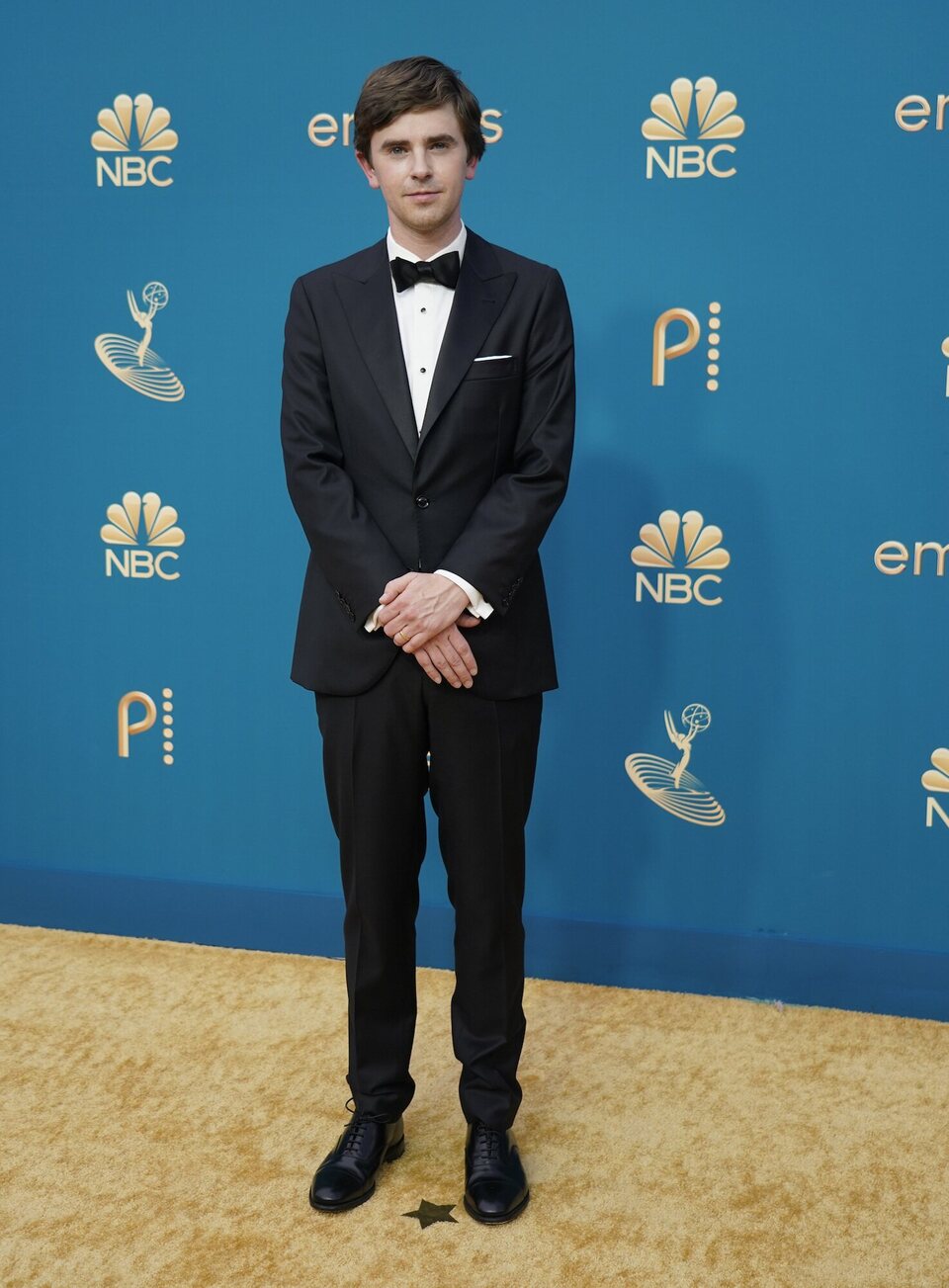 Freddie Highmore en la alfombra roja de los Emmy 2022