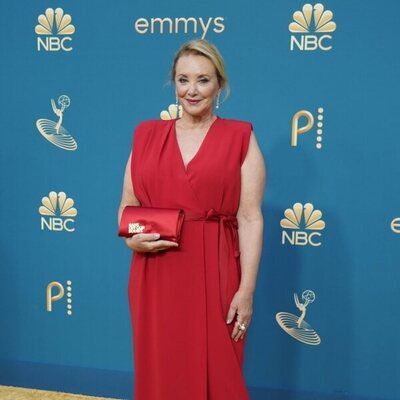 J. Smith-Cameron en la alfombra roja de los Emmy 2022