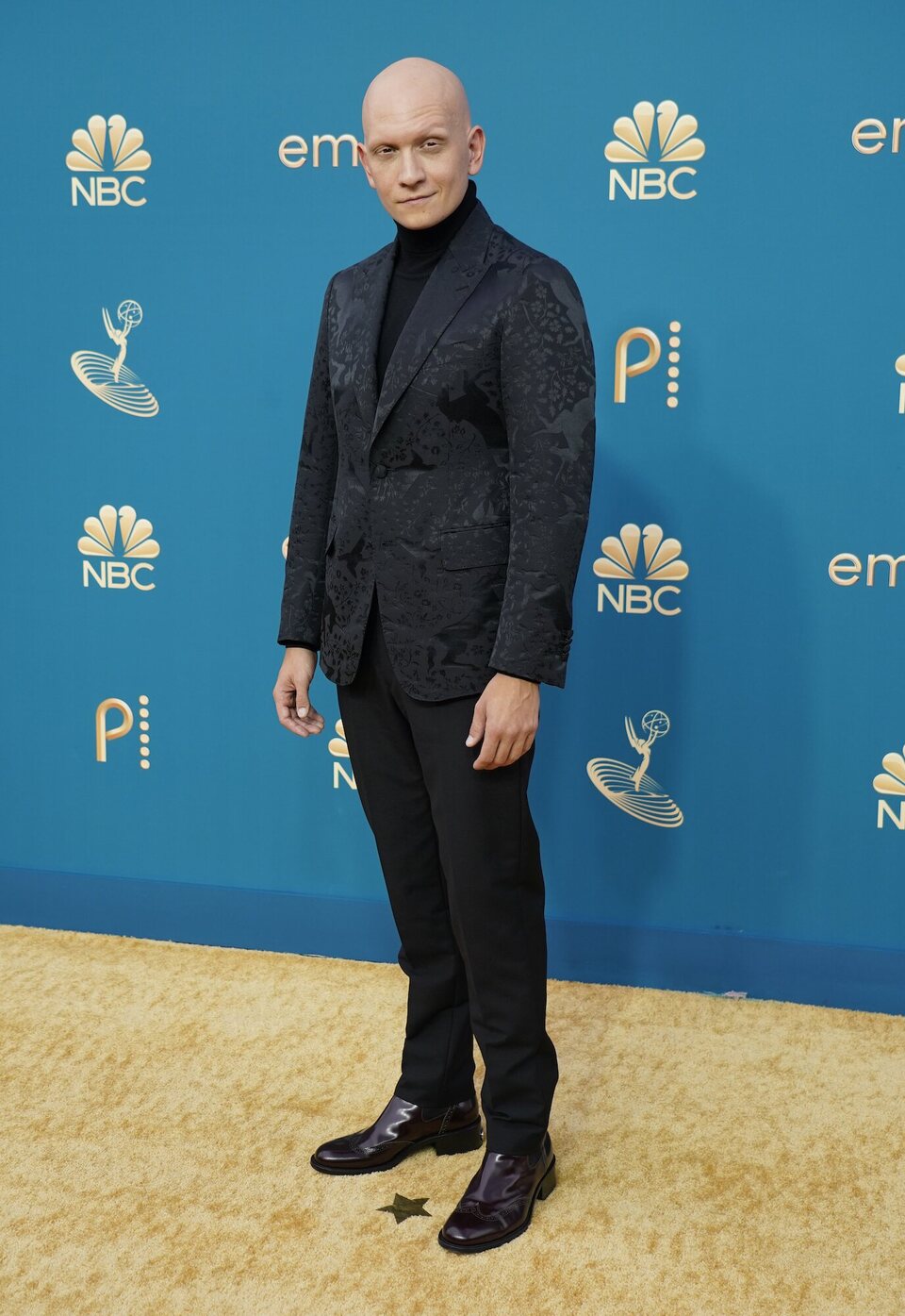 Anthony Carrigan en la alfombra roja de los Emmy 2022