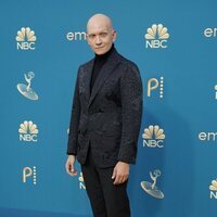 Anthony Carrigan en la alfombra roja de los Emmy 2022