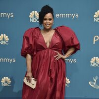 Natasha Rothwell en la alfombra roja de los Emmy 2022