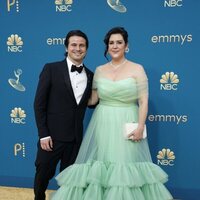 Jason Ritter y Melanie Lynskey en la alfombra roja de los Emmy 2022