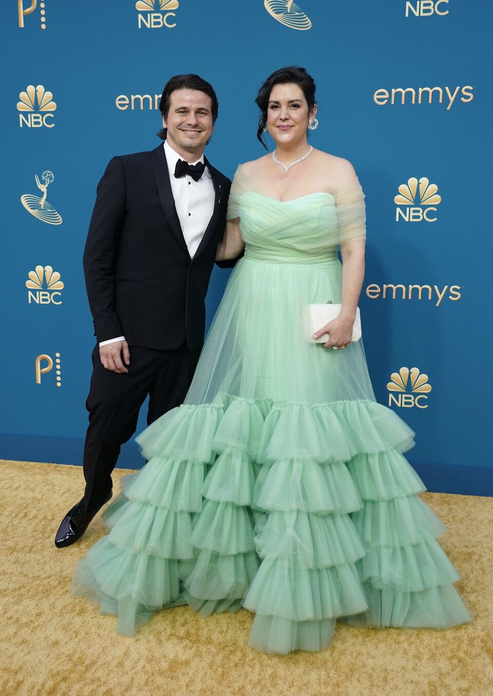 Jason Ritter y Melanie Lynskey en la alfombra roja de los Emmy 2022