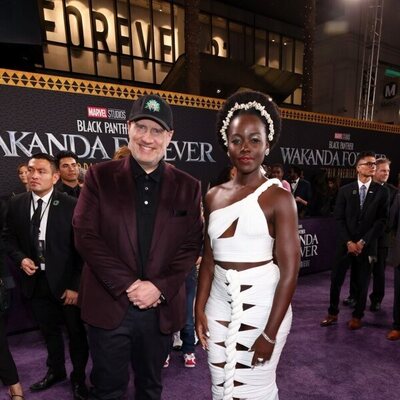 Kevin Feige y Lupita Nyong'o atienden la premiere mundial de 'Black Panther: Wakanda Forever'