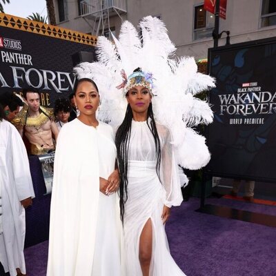 Zinzi Evans y Hannah Beachler posan juntas en la premiere de 'Black Panther: Wakanda Forever'