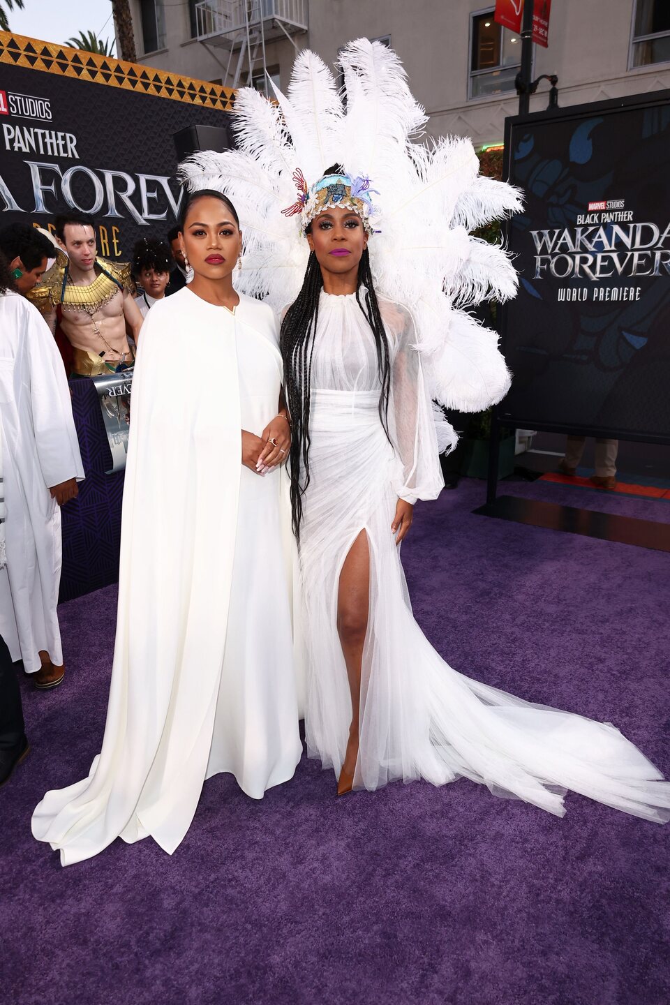 Zinzi Evans y Hannah Beachler posan juntas en la premiere de 'Black Panther: Wakanda Forever'