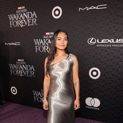 Mabel Cadena en la premiere de 'Black Panther: Wakanda Forever'