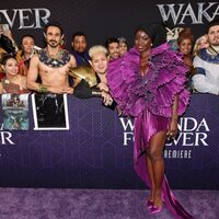 Danai Gurira posa con fans en la premiere de 'Black Panther: Wakanda Forever'