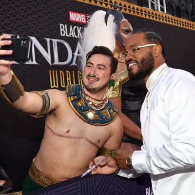 Ryan Coogler posa con un fan en la premiere de 'Black Panther: Wakanda Forever'