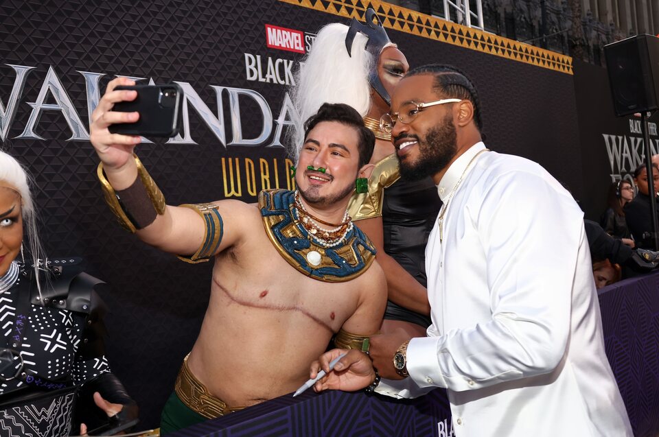 Ryan Coogler posa con un fan en la premiere de 'Black Panther: Wakanda Forever'