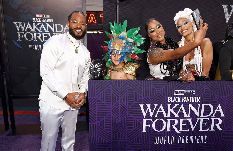 Ryan Coogler posa con fans en la premiere de 'Black Panther: Wakanda Forever'