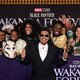 Tenoch Huerta Mejía posa con fans en la premiere de 'Black Panther: Wakanda Forever'