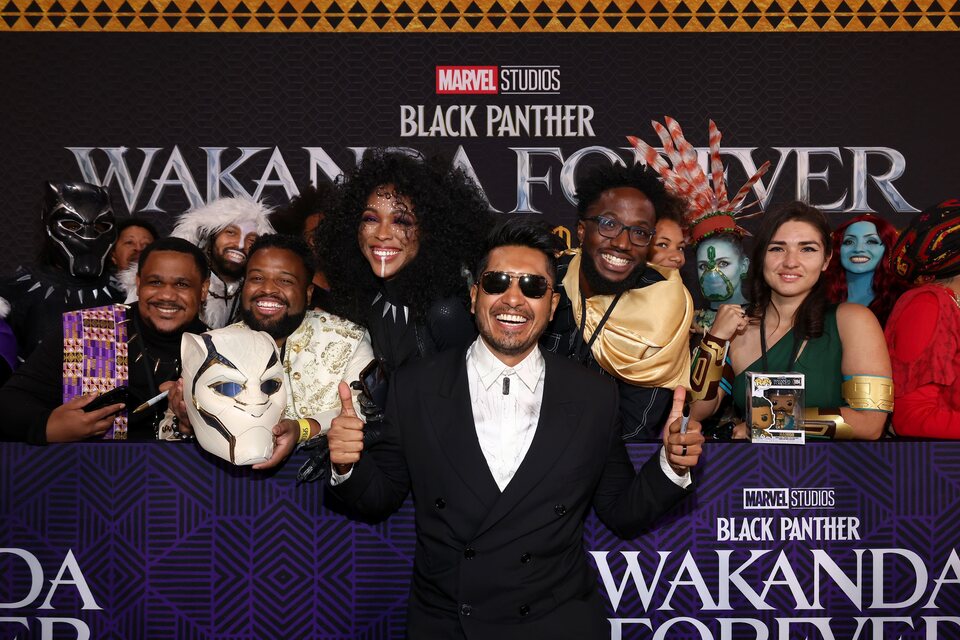 Tenoch Huerta Mejía posa con fans en la premiere de 'Black Panther: Wakanda Forever'