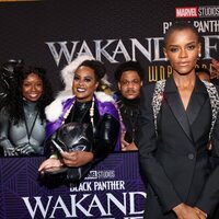 Letitia Wright posa con fans en la premiere de 'Black Panther: Wakanda Forever'