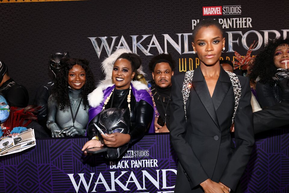 Letitia Wright posa con fans en la premiere de 'Black Panther: Wakanda Forever'