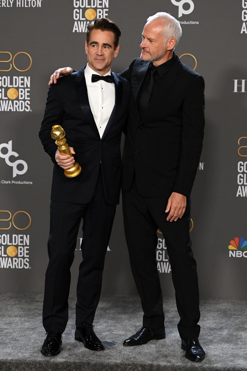 Colin Farrell y Martin MacDonagh posan como ganadores de los Globos de Oro 2023