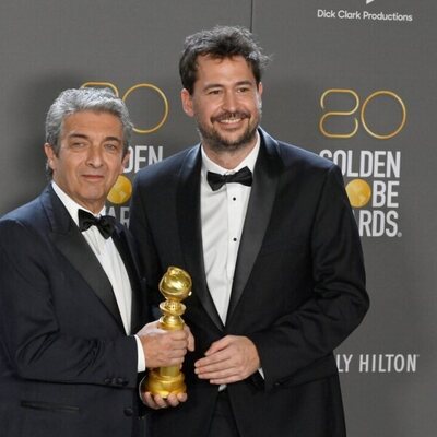 Ricardo Darín y Santiago Mitre posan como ganadores en los Globos de Oro 2023