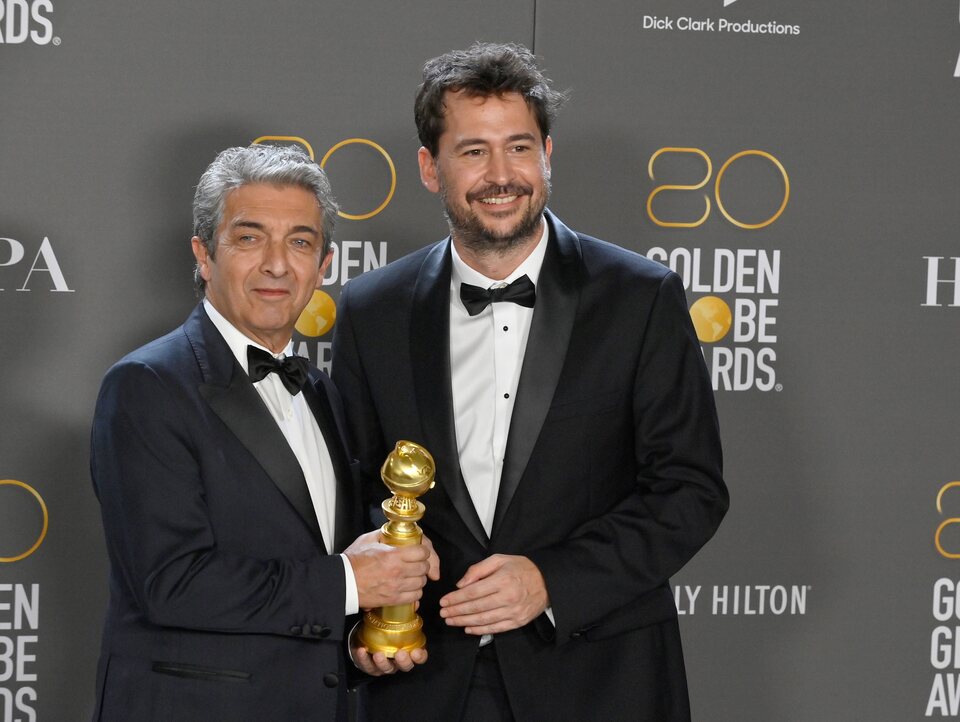 Ricardo Darín y Santiago Mitre posan como ganadores en los Globos de Oro 2023