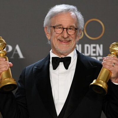 Steven Spielberg posa con sus Globos de Oro 2023