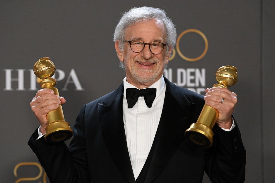 Steven Spielberg posa con sus Globos de Oro 2023