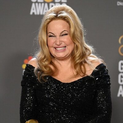 Jennifer Coolidge, ganadora del Globo de Oro 2023 a la mejor actriz de reparto de una miniserie