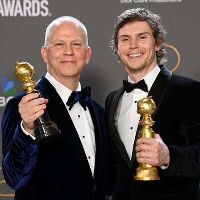 Ryan Murphy y Evan Peters posan con sus Globos de Oro 2023