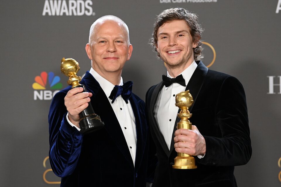 Ryan Murphy y Evan Peters posan con sus Globos de Oro 2023