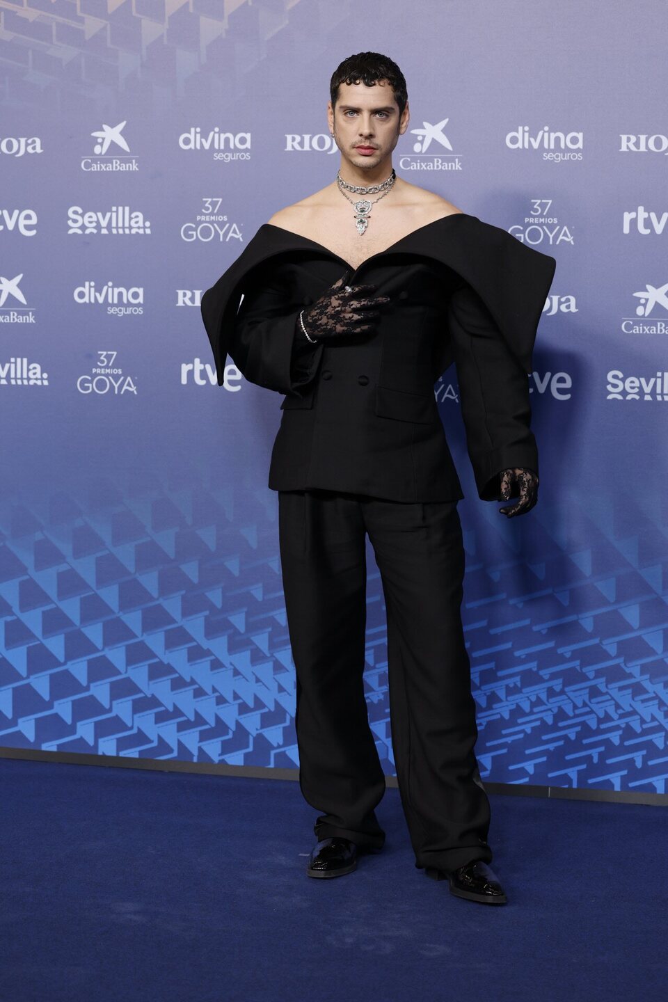 Eduardo Casanova en la alfombra roja de los Goya 2023