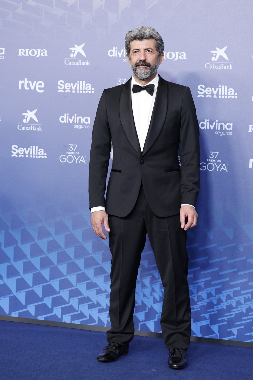 Alberto Rodríguez en la alfombra azul de los Goya 2023