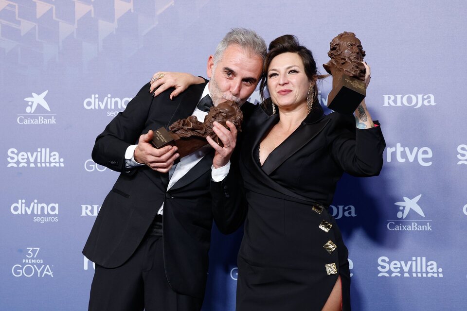 Félix Terreros y Yolanda Piña en la alfombra de ganadores de los Goya 2023