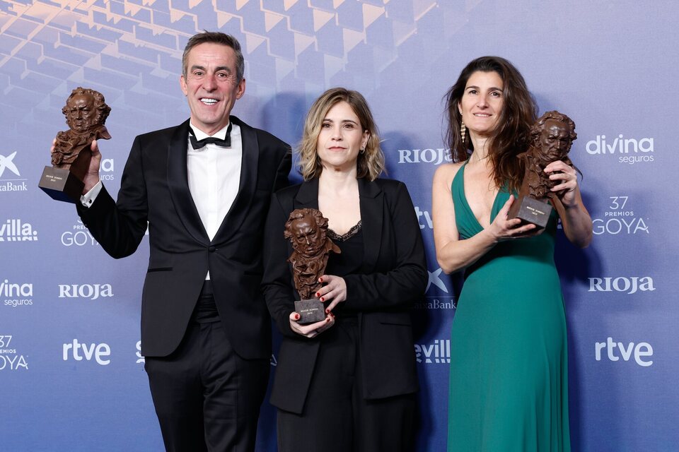 Aitor Belenguer, Yasmina Praderas y Fabiola Ordoyo en la alfombra de ganadores de los Goya 2023