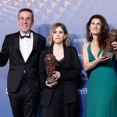 Aitor Belenguer, Yasmina Praderas y Fabiola Ordoyo en la alfombra de ganadores de los Goya 2023