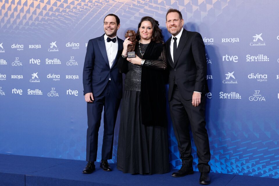 Peter Lanzani, Agustina Llambi-Campbell y Federico Posternak en la alfombra de ganadores de los Goya 2023