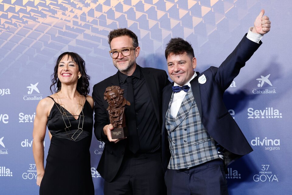 Amaia Remírez, Iván Zahínos y Raúl de la Fuente en la alfombra de ganadores de los Goya 2023