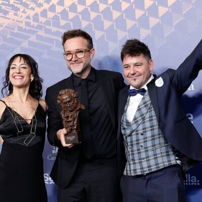 Amaia Remírez, Iván Zahínos y Raúl de la Fuente en la alfombra de ganadores de los Goya 2023