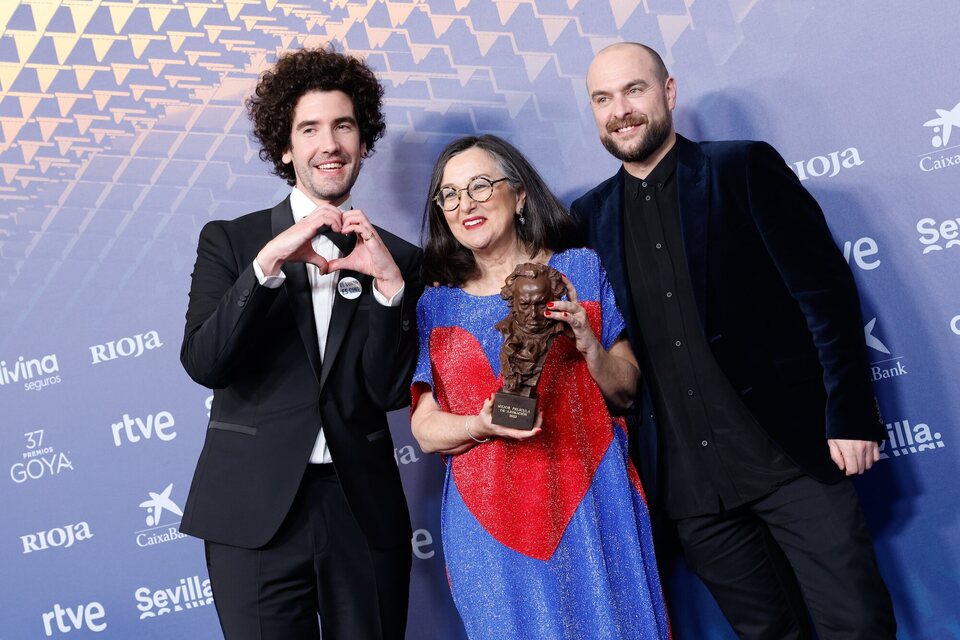 Iván Miñambres, Chelo Loureiro y Alberto Vázquez en la alfombra de ganadores de los Goya 2023