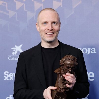 Olivier Arson en la alfombra de ganadores de los Goya 2023