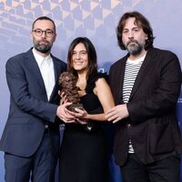 Fran Araújo, Isa Campo e Isaki Lacuesta en la alfombra de ganadores de los Goya 2023