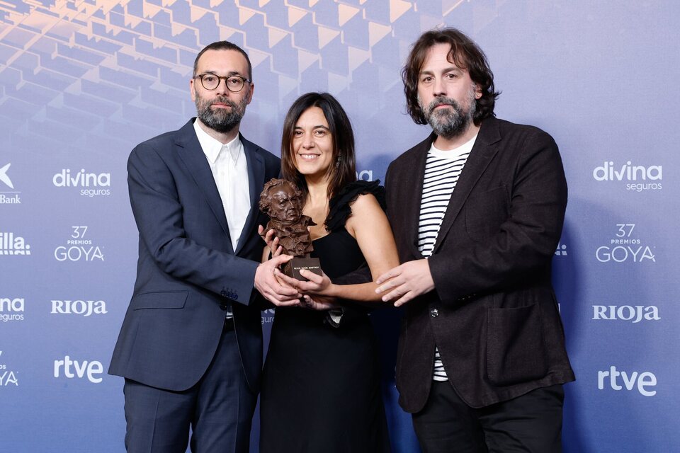 Fran Araújo, Isa Campo e Isaki Lacuesta en la alfombra de ganadores de los Goya 2023