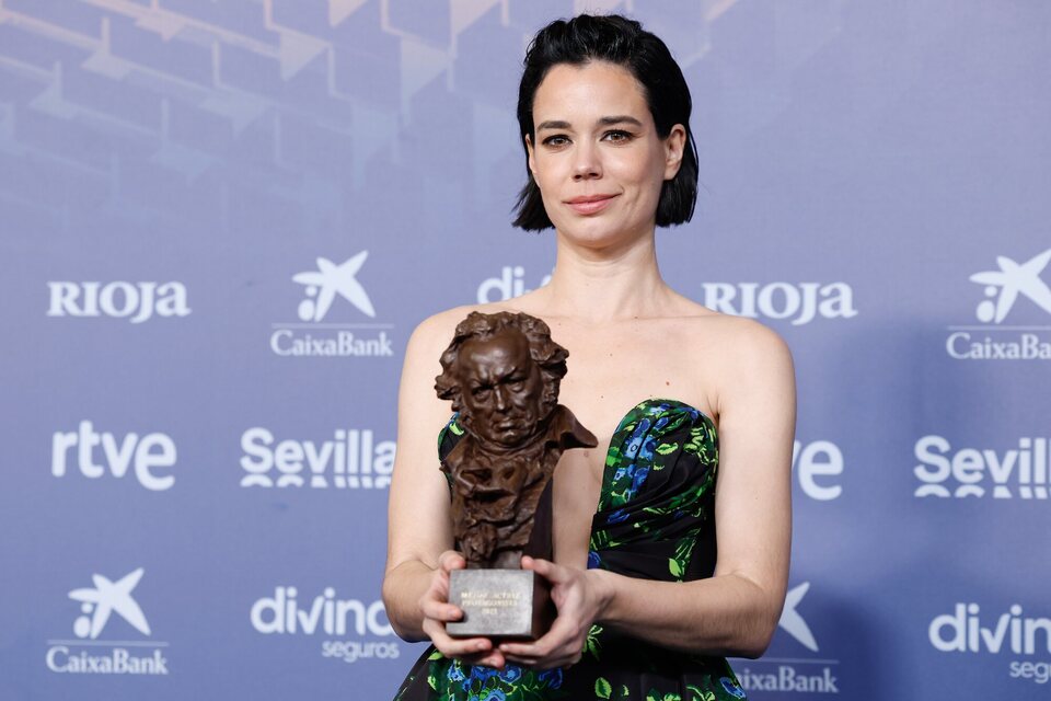 Laia Costa en la alfombra de ganadores de los Goya 2023